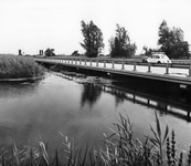 847575 Gezicht op de nieuwe brug in de T27, de tertiaire provinciale weg Kamerik-Breukelen, over de Bijleveld bij de ...